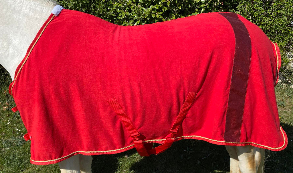 Abschwitzdecke mit Glitzerstreifen, Fleecedecke in rot, Pferdedecke, goldene Kordel